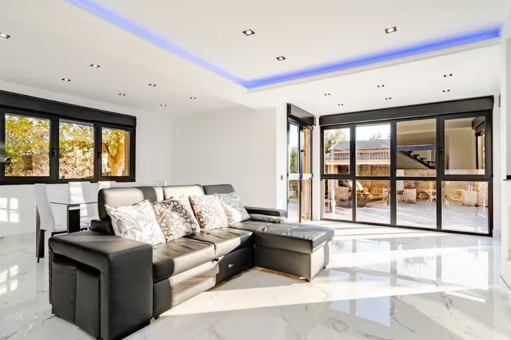 Modern villa with pool in North Madrid